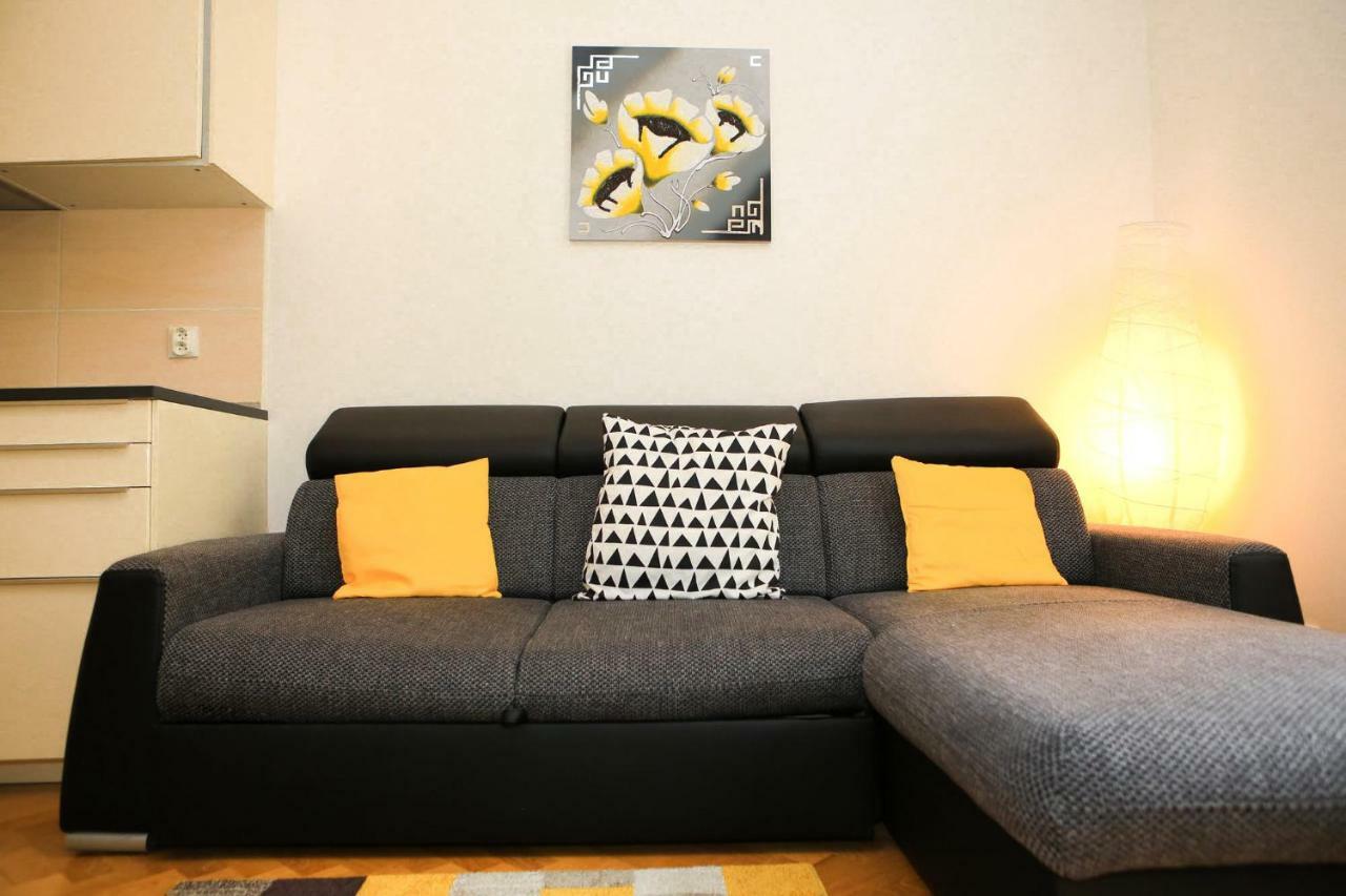 Yellow Apartment Few Steps From Metro Praha Eksteriør bilde