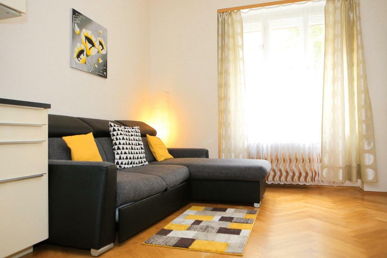 Yellow Apartment Few Steps From Metro Praha Eksteriør bilde