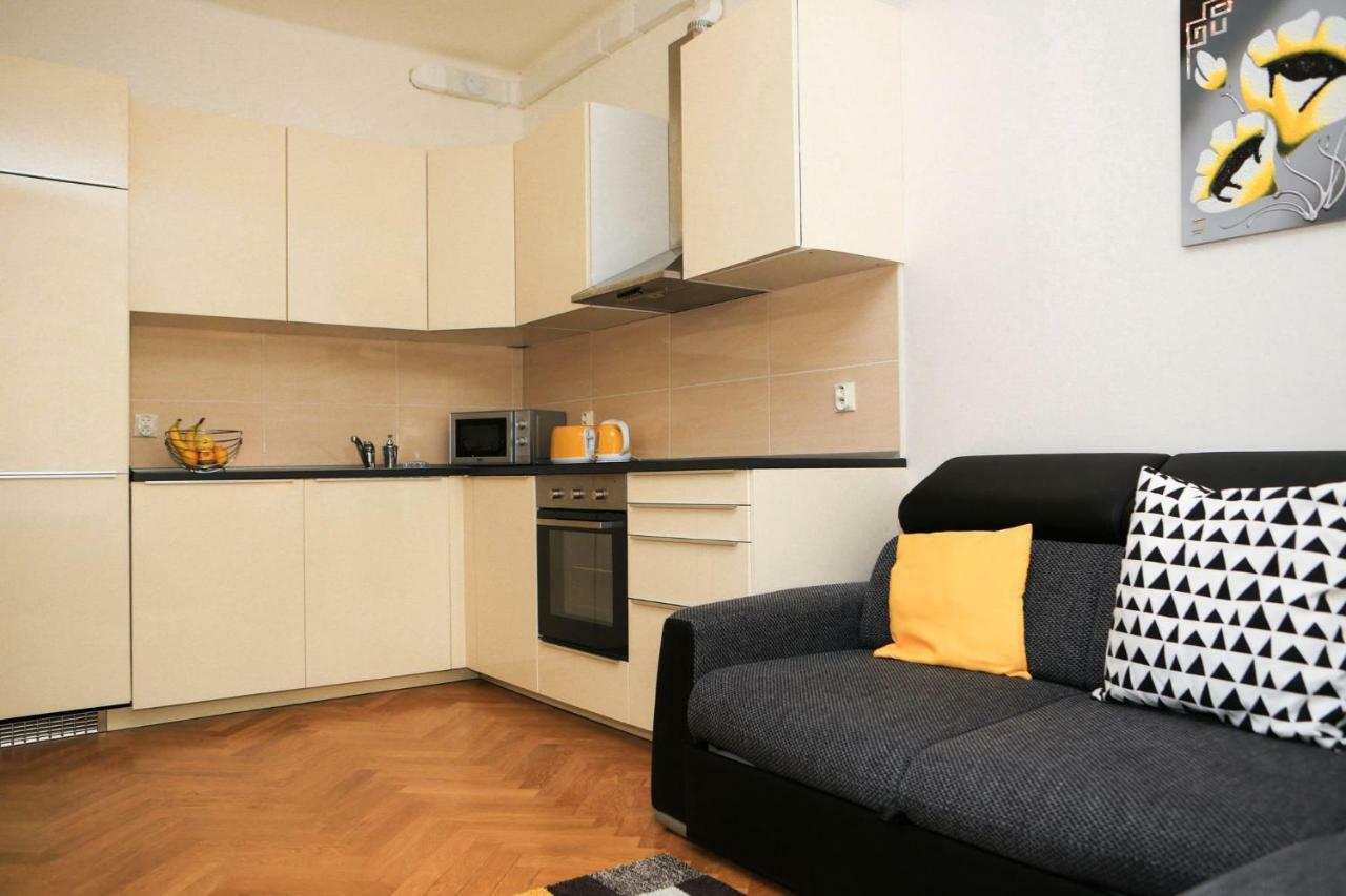 Yellow Apartment Few Steps From Metro Praha Eksteriør bilde